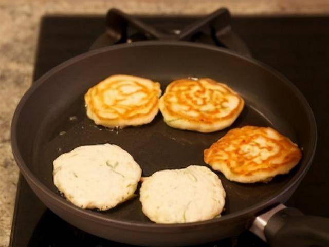 天气|天气太冷,教你一道懒人早餐,把萝卜和鸡蛋搅一搅,8分钟就搞定