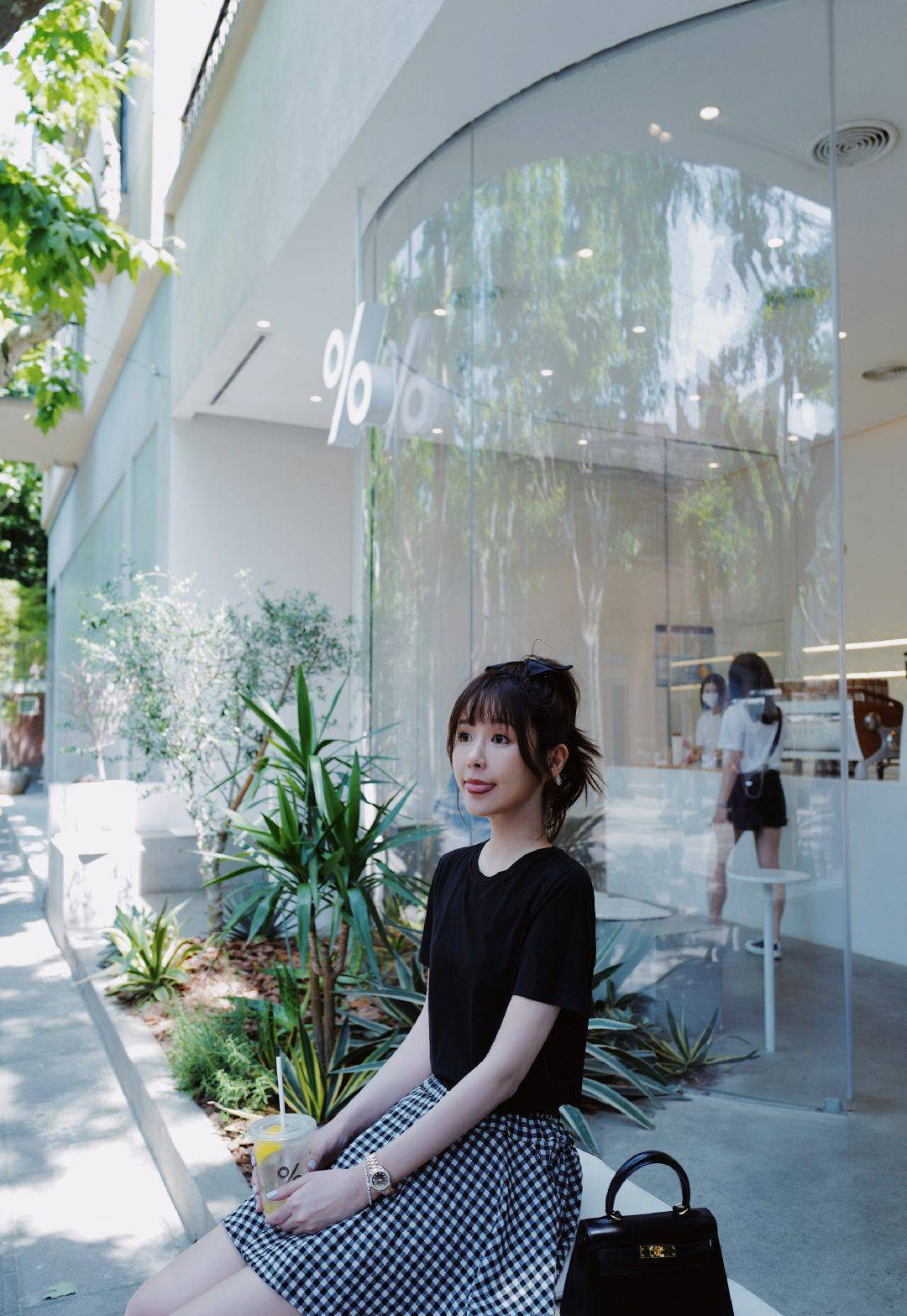 一身|陈赫老婆张子萱晒甜美写真，清纯夏日穿搭十分减龄，少女范儿十足