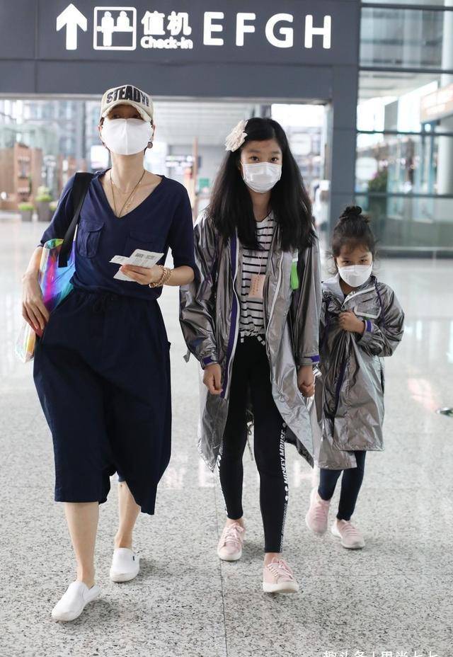 马伊琍|马伊琍牵俩女儿走机场，11岁扎公主头好乖巧，小女儿走路姿势霸气