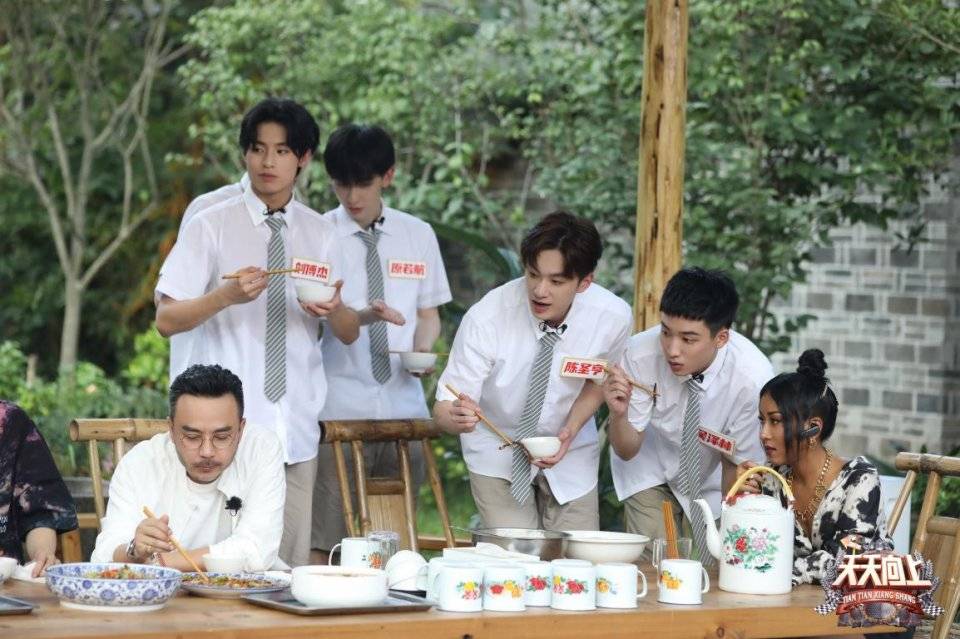 天天向上美食研学季走进千年盐都天天兄弟自贡灯会上演爆笑追捕