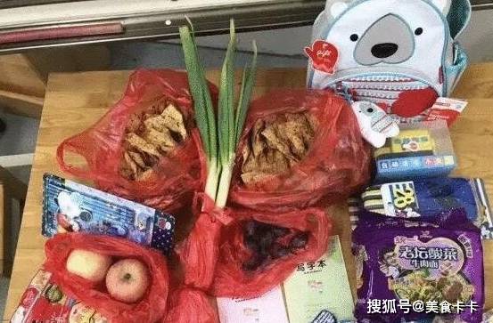 大葱|孩子背着两颗大葱去上学走红网络，打开书包更是把网友吓到了