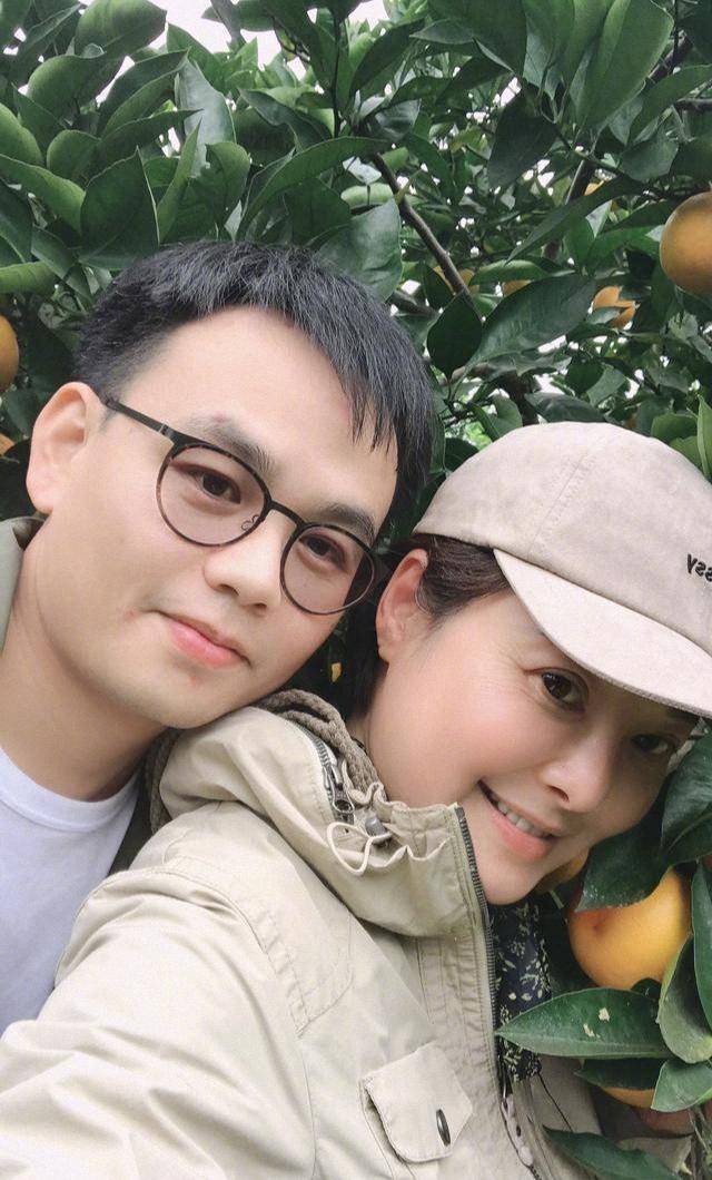 黑色|路人镜头下的袁立,穿黑色T恤配灰色休闲裤,蓬松发型太减分