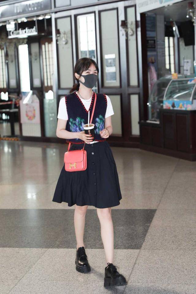 马甲|谭松韵好有少女感，针织马甲配白衬衫清新脱俗，减龄俏皮像中学生