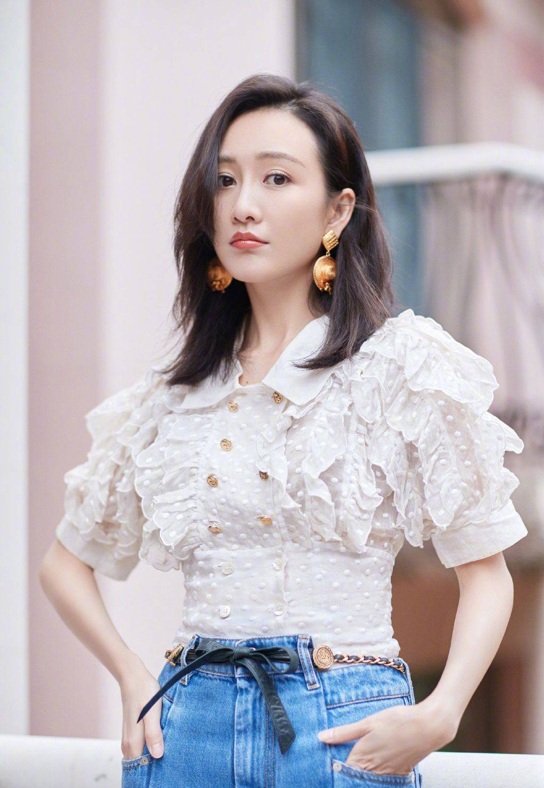 身材|王鸥最新私服穿搭曝光，薄纱款泡泡袖上衣搭配牛仔裤，真是太酷了