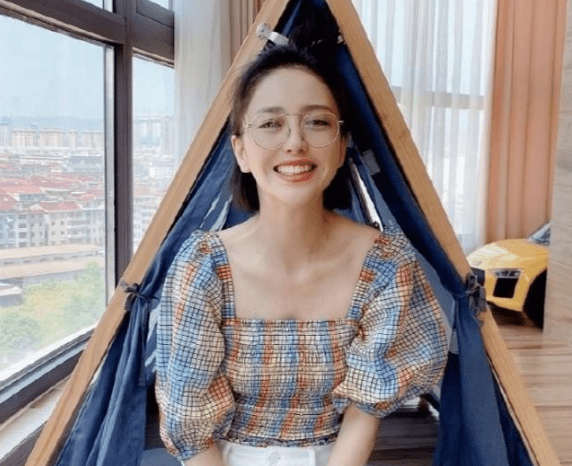 状态|佟丽娅状态真不错，身穿彩色泡泡袖配眼镜，清纯气质像极了大学生