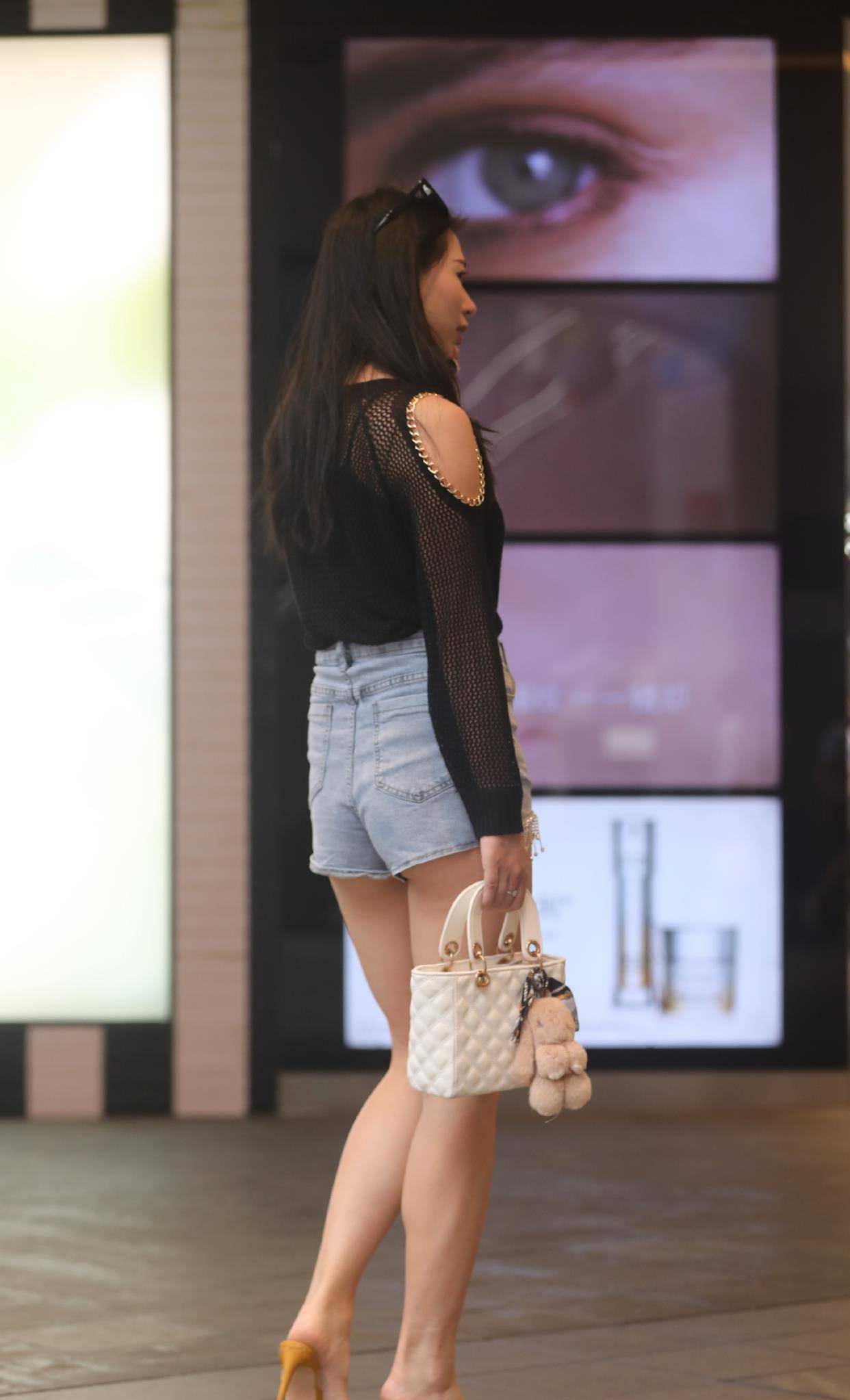设计|黑色镂空上衣加流苏短裤,搭配黄色细跟凉鞋,时髦洋气还显腿长