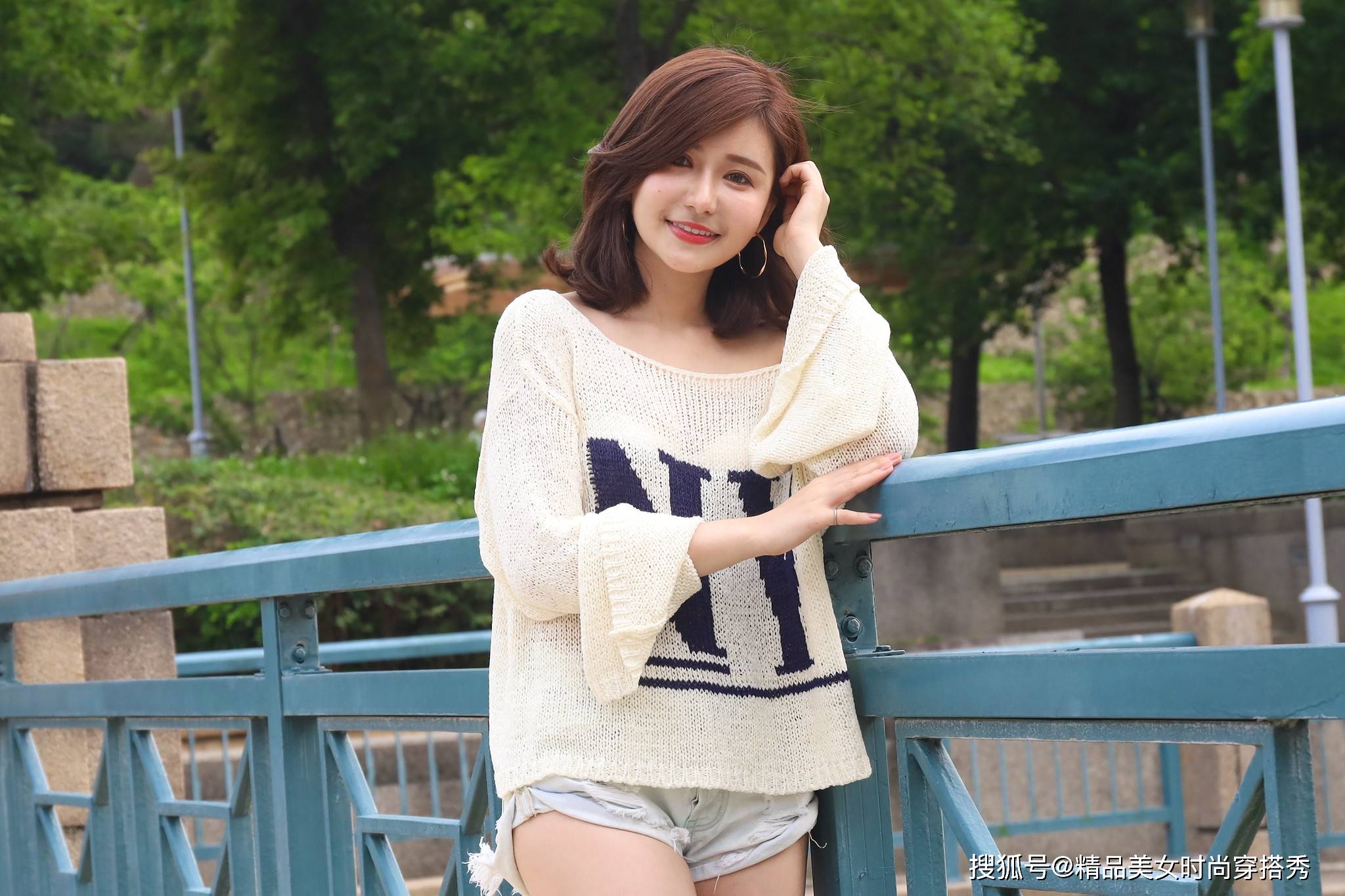 整体|宽松针织衫清凉舒适,简约又有型,字母的印花设计增添几分时尚感