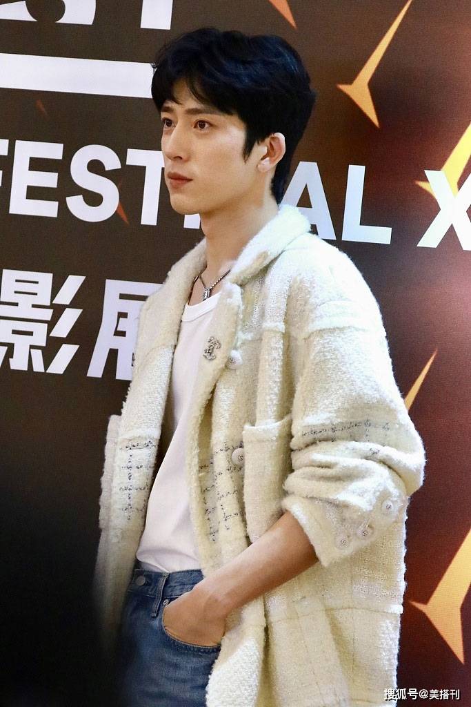 黑色|青年电影展刘昊然帅气，周迅花裙配丝袜超级隆重，视后童谣很低调