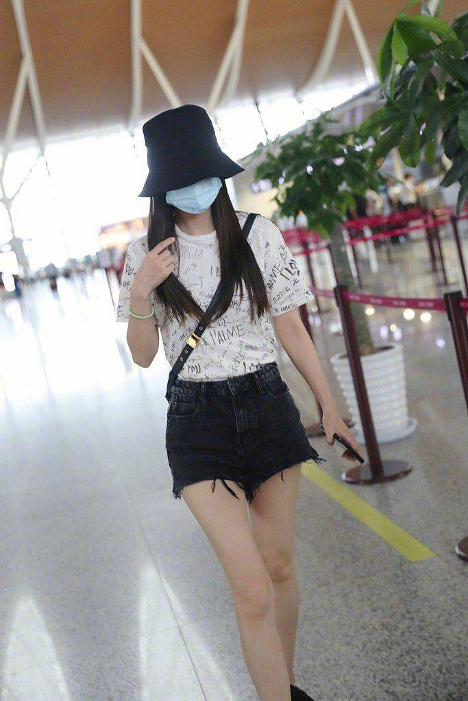 女生|baby最新机场私服曝光，涂鸦风T恤搭配牛仔短裤，彰显白皙大长腿