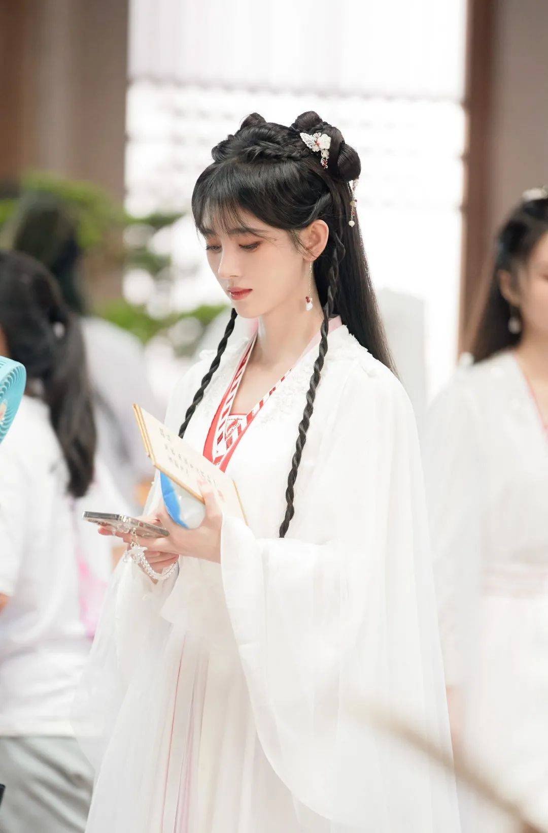 仙女|鞠婧祎《花戎》路透，改眉后神似“蜡笔小新”，神颜光环离家出走！