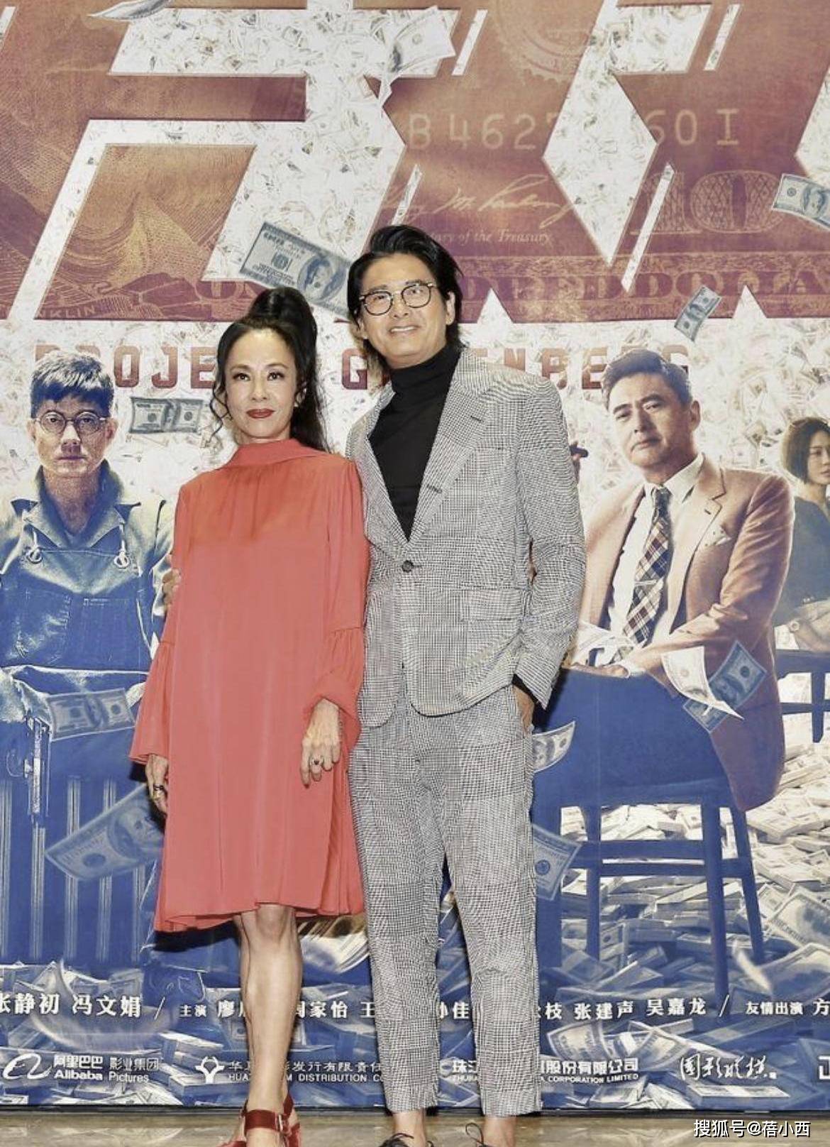 方面|周润发老婆陈荟莲终于不梳“道姑头”了，穿酒红色连衣裙气质优雅