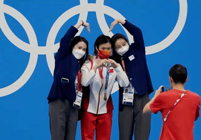 郭晶晶|郭晶晶竟变小迷妹！与双金得主合影却美成主角，留齐肩短发嫩成学生