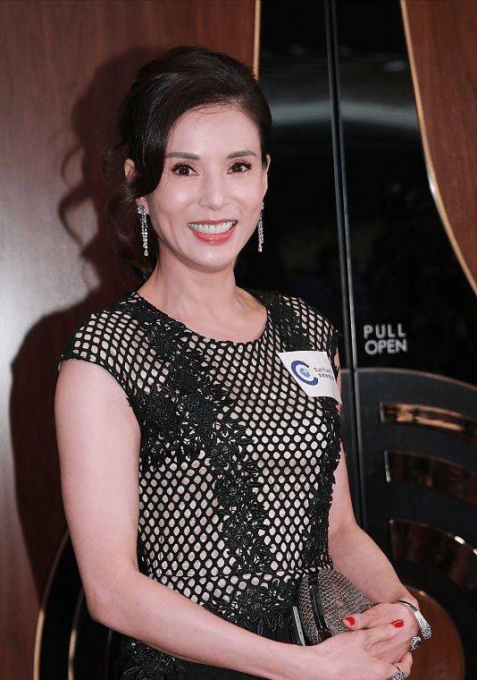 进行|66年的李若彤好爱美 穿黑色紧身渔网裙韵味不减