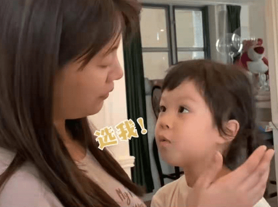 夫妻俩|李嘉格官宣即将生二胎，总裁老公陪伴医院产检，夫妻俩很幸福