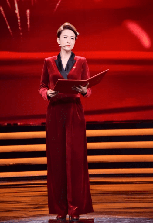 服装|张蕾才是真正不老女神，穿红色丝绒连体裤亮相，时髦洋气，太惊艳