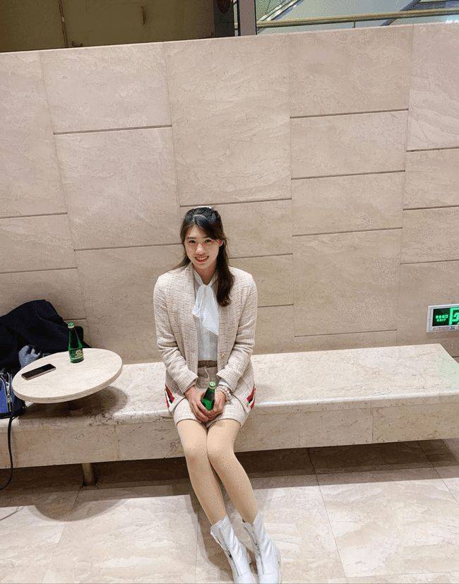 进行|张雨霏穿小香风套裙秀美腿 比冠军光环还耀眼