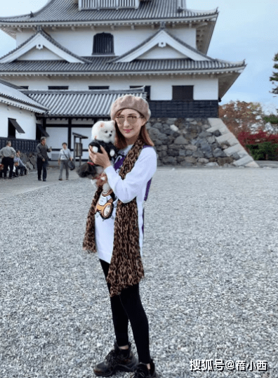 富二代|难怪罗霖二婚能嫁给小20岁富二代，穿吊带裙身材饱满，气质太惊艳