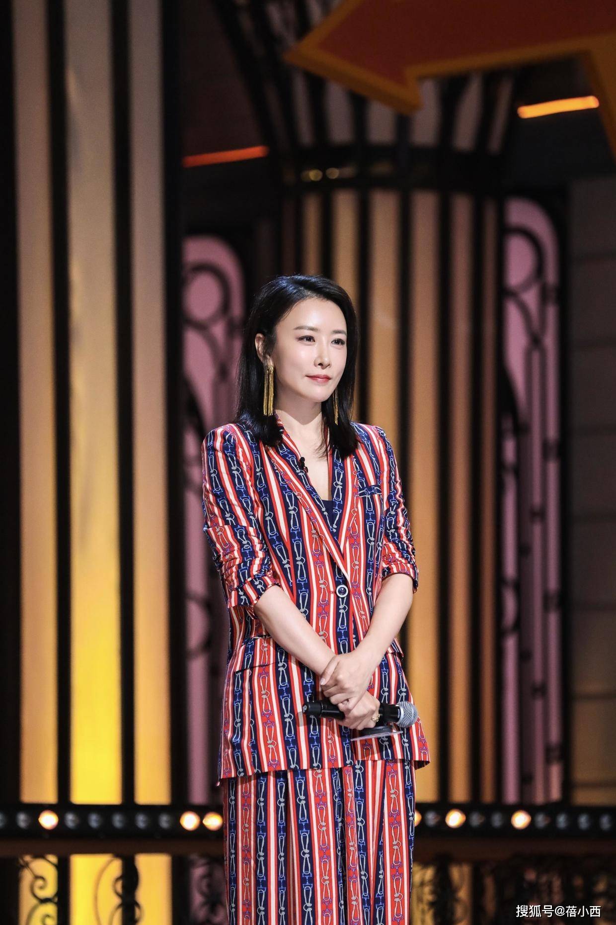 女神|毛俊杰不愧是“尤物女神”，穿亮片连衣裙胸前挖个洞，气质太惊艳