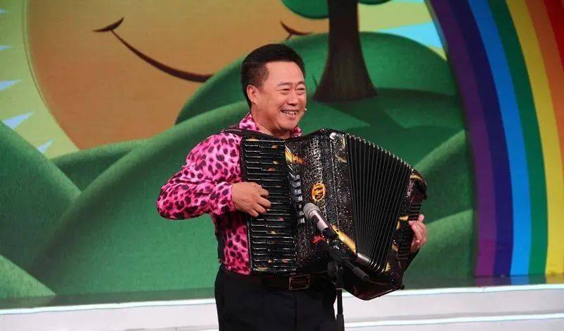 生长在这样的环境里,博林自然没少受熏陶,6岁那年就和弟弟卓林登台