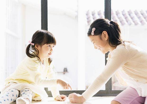 家长|刚出生的妹妹,哥哥一亲近就莫名哭泣,妈妈打开襁褓脸都变了