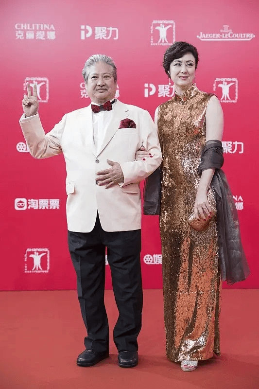 体态|洪金宝眼光真毒，56岁老婆穿黄金裙好贵气，1米7站他身边还高一截