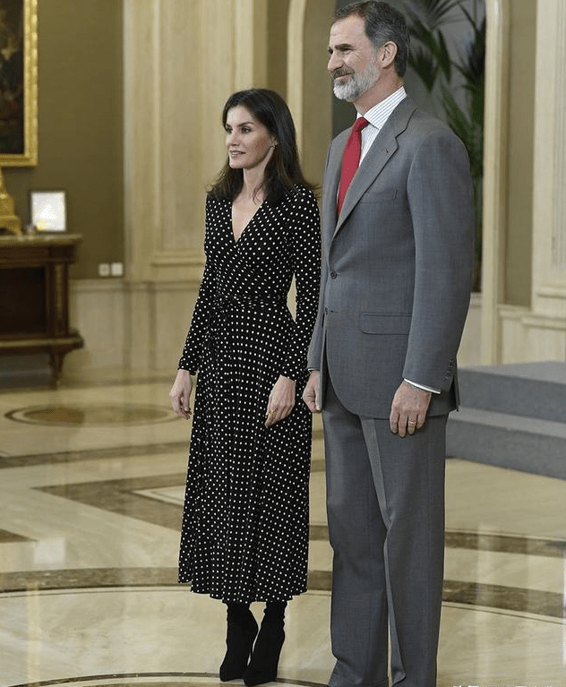 设计|西班牙王后穿挂脖波点连衣裙，微露香肩真惊艳好似梦露，迷倒国王