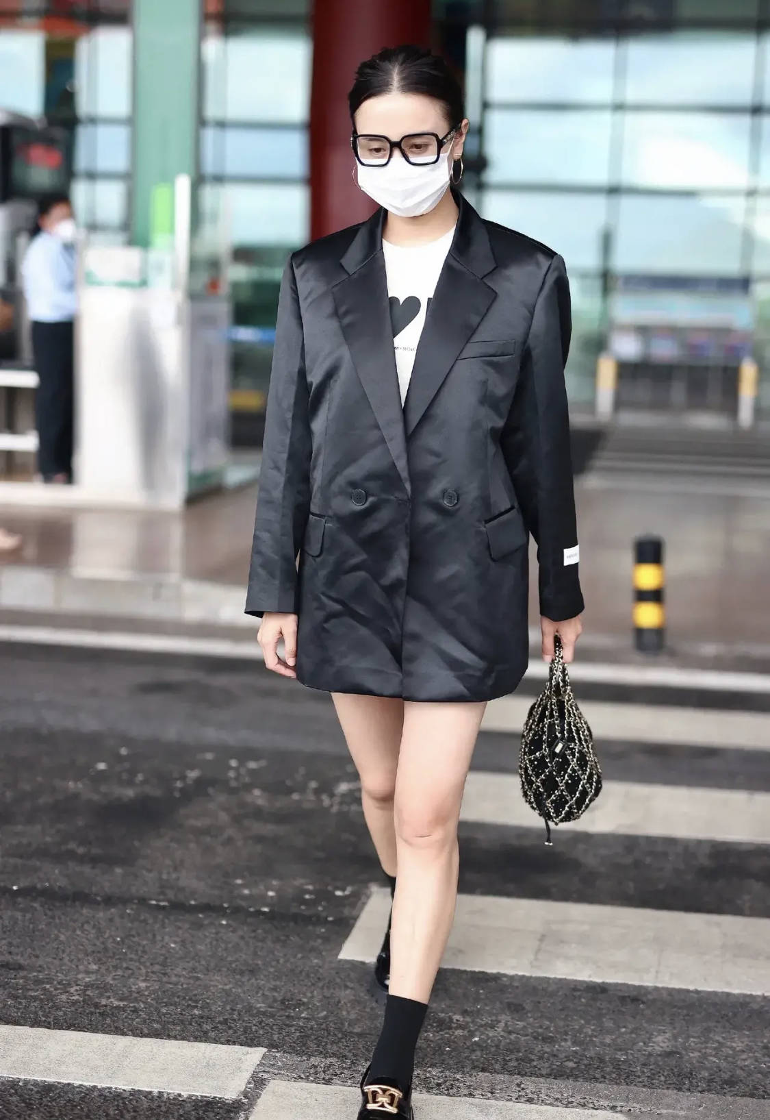 长度|宋佳低调走机场，穿皱巴巴西装没一点架子，素颜出镜气质也高级