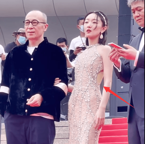 影后|影展红毯争艳：周冬雨裸色裙露背，童谣白衬衫朴素，姚晨深V真空