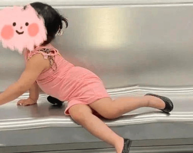 状况|尚且幼稚的女宝，纷纷爱上“奶辣风”装扮？背后是家长在推波助澜