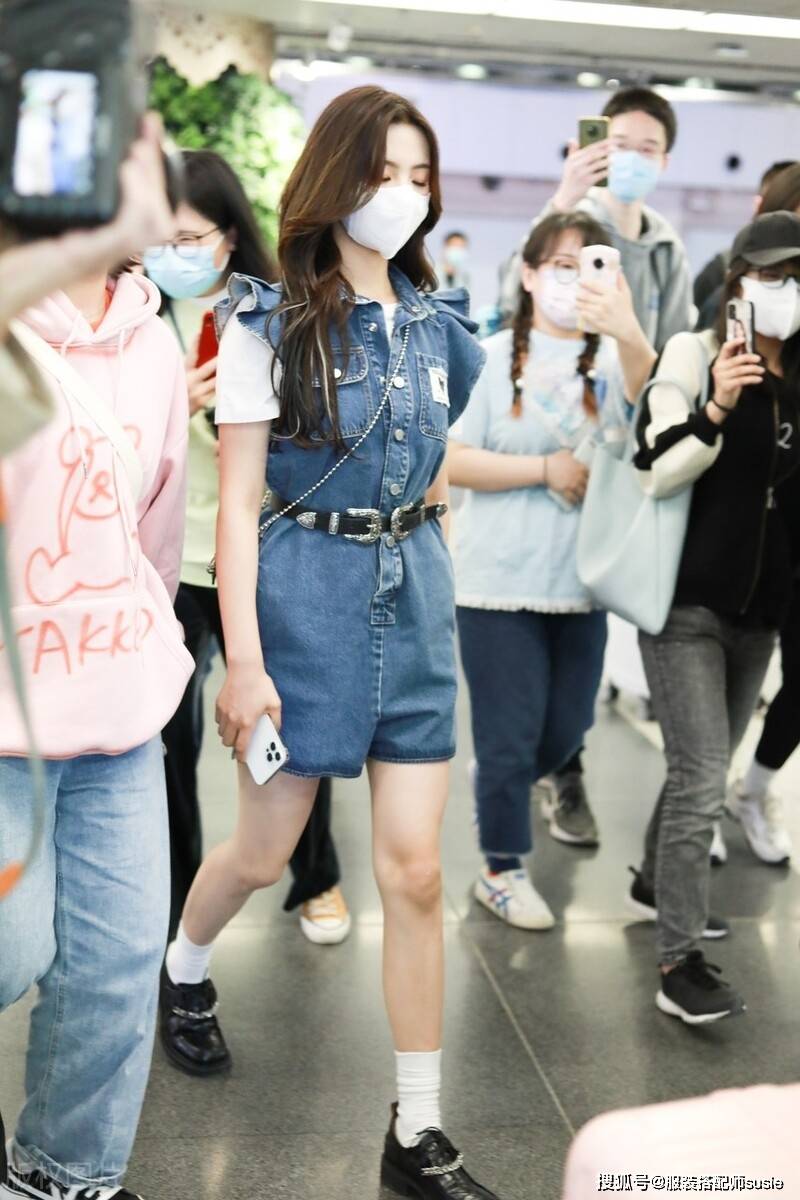 设计|杨超越蓝色镂空牛仔裙，露出性感的小蛮腰，魔鬼身材一览无余