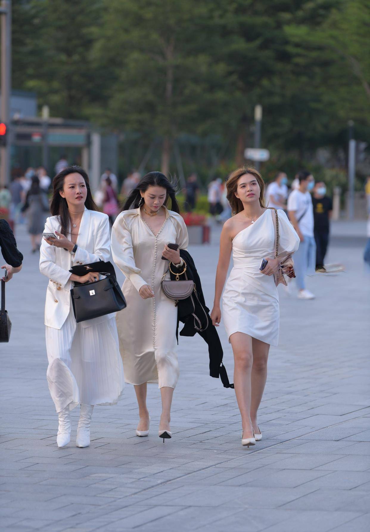长袖|白色长袖T恤，凸显苗条的腰身
