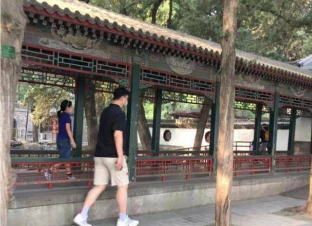 全黑|姚明带女儿逛街，11岁姚沁蕾身高已经一米七，全黑休闲风也养眼