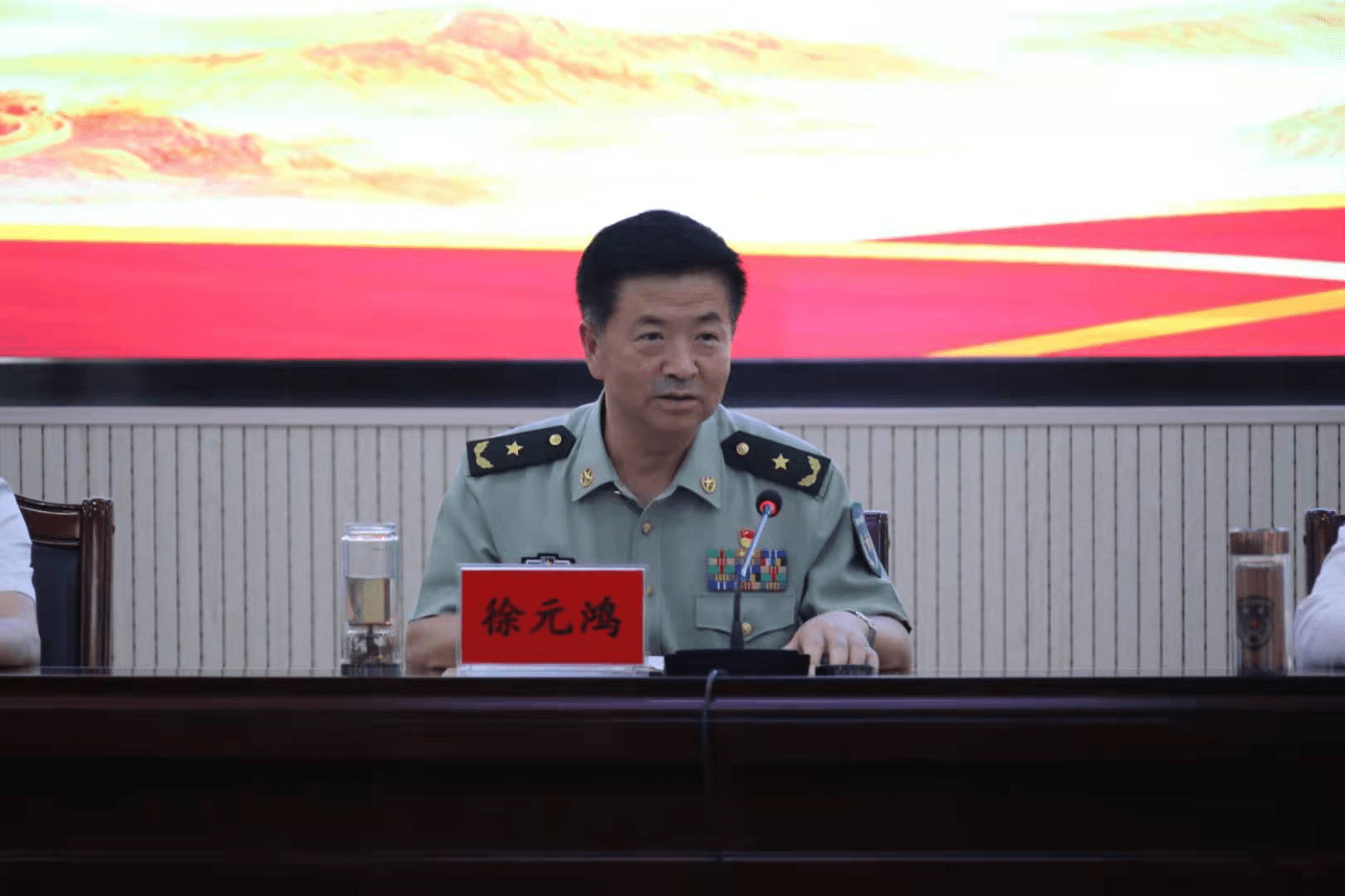 省军区政委徐元鸿宣读任职通知并颁发《任职通知书,市委书记朱是西