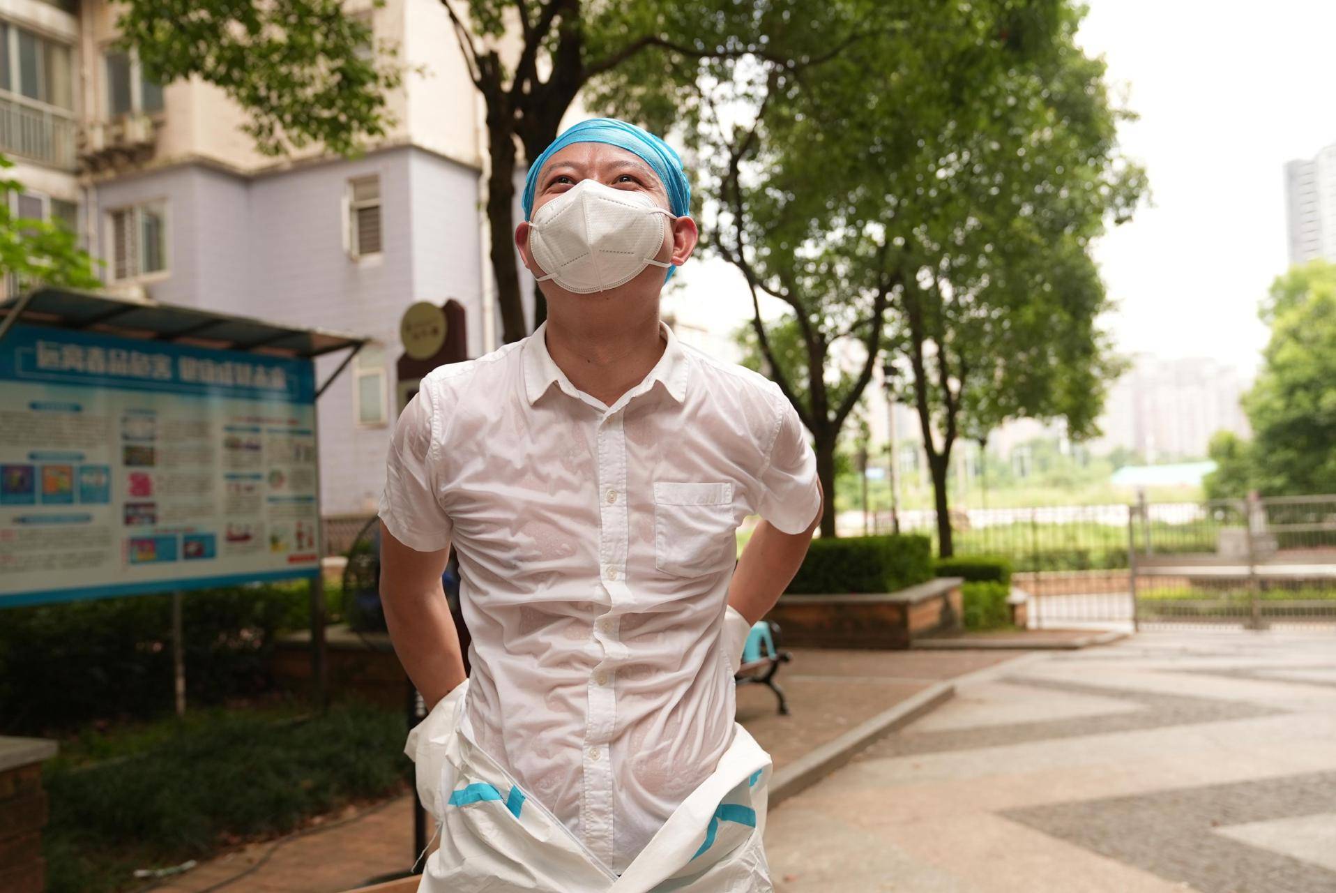 医护人员浑身被汗水浸湿 居民用插线板一个连一个送来清凉