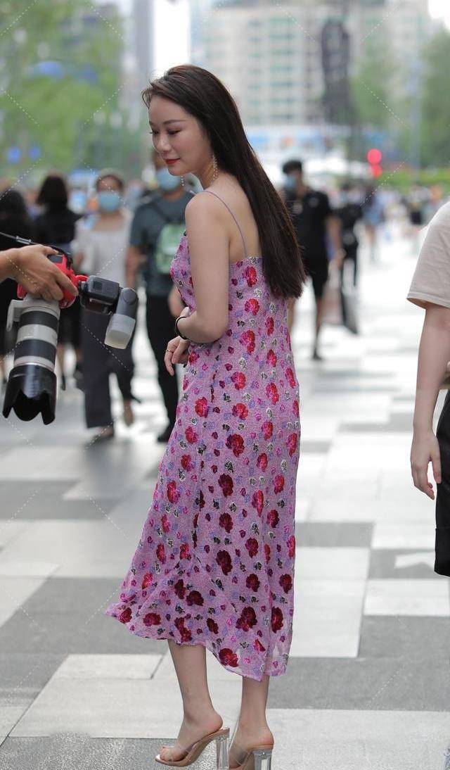 裙子|这款充满生活气息的装扮，却不鲜明