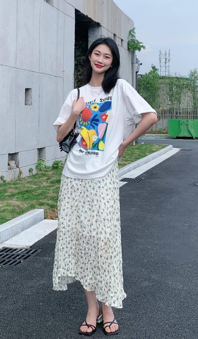 披肩|白T恤搭碎花裙很漂亮，简单而不简约
