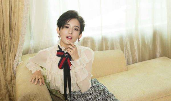 设计|古力娜扎的豪宅曝光，电视直接丢在地上，在家刺绣的样子太美了