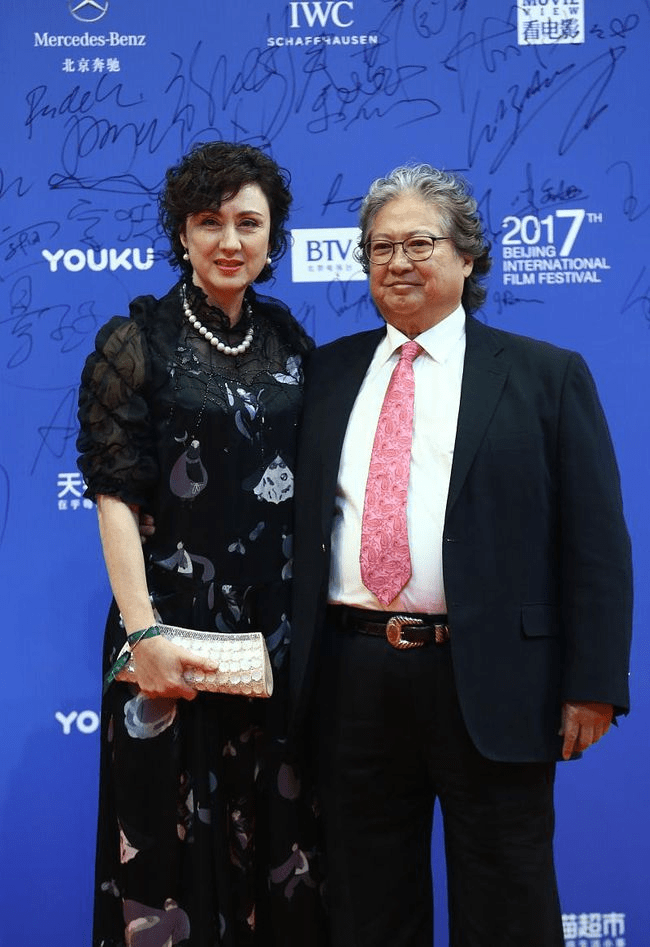 体态|洪金宝眼光真毒，56岁老婆穿黄金裙好贵气，1米7站他身边还高一截