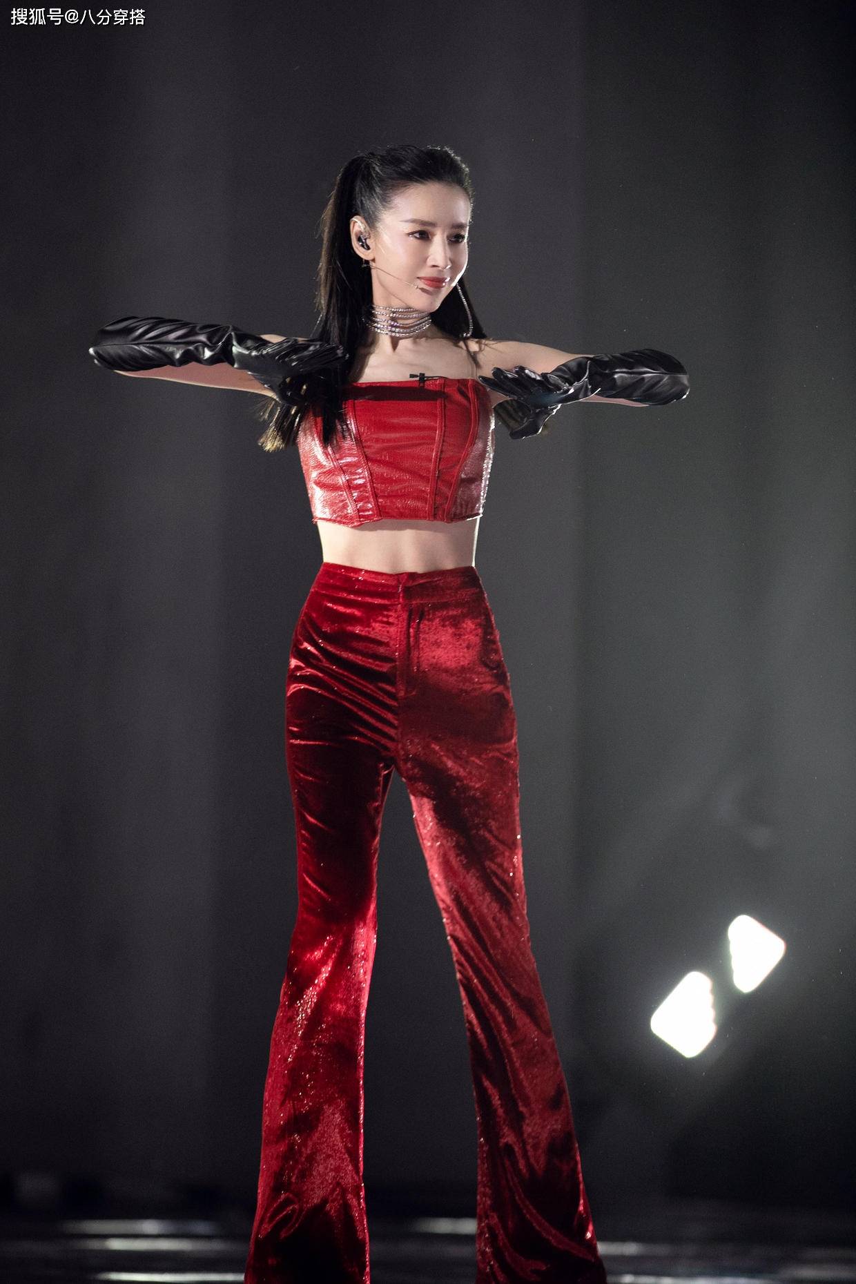 真有|董洁打扮真有“女团味”，红色抹胸搭配长裤性感妩媚，减龄有活力