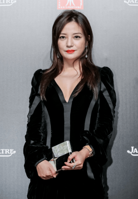 赵薇|赵薇可真会打扮,穿黑色连衣裙成熟优雅,45岁也没“阿姨味”