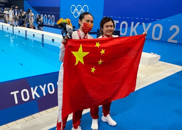 郭晶晶|郭晶晶竟变小迷妹！与双金得主合影却美成主角，留齐肩短发嫩成学生