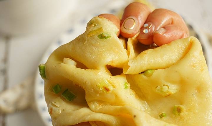 小勺|又薄又软的鸡蛋饼,面粉和水的比例很重要,营养早餐15分钟就上桌