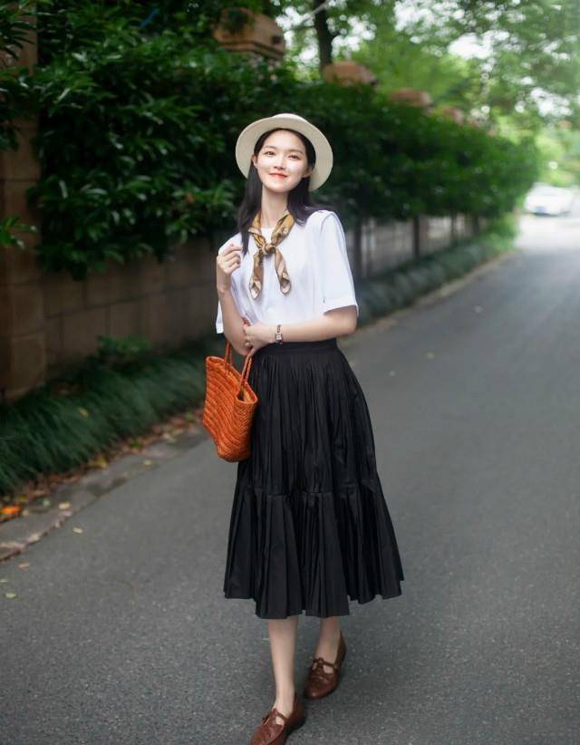 服装|中年女人最爱的黑白配，再加入一点“亮色”，就会高级得令人神往
