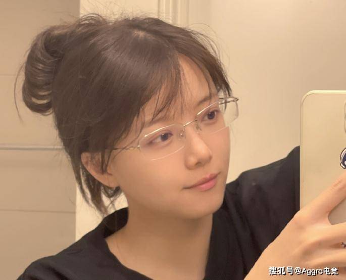 原创lpl主持骆歆主动公开素颜,没了黑色开叉裙,颜值一样顶?