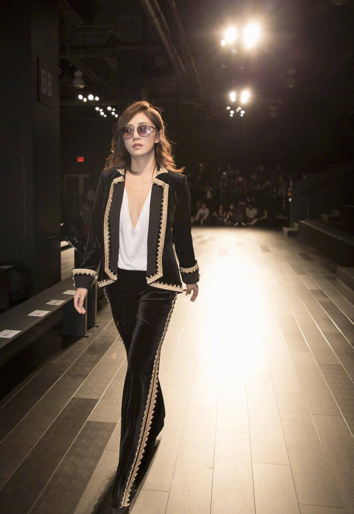 一身|蒋欣终于穿对了，一身白色西服套装知性干练，气场全开真惹眼