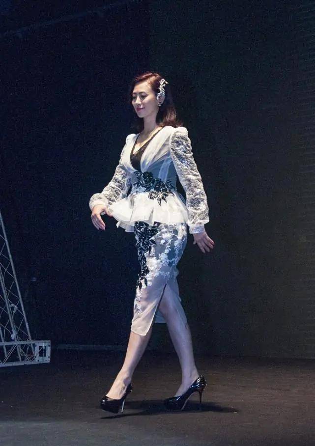 线条美|翁虹不愧是“阿姨辈”的翘楚，年龄越大越显女人味，身材真丰腴