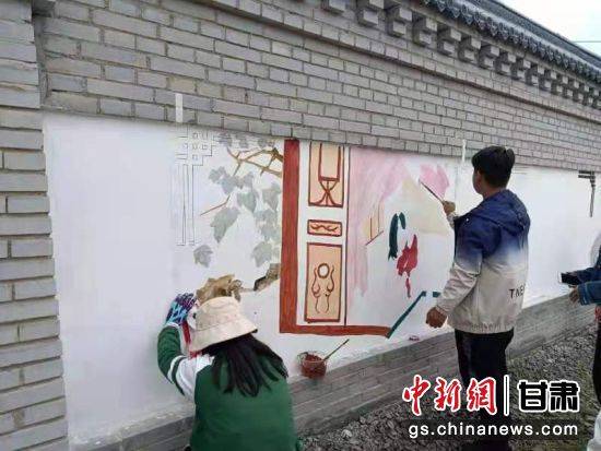 甘肃|祁连山下藏乡现墙绘，归客觉颜变