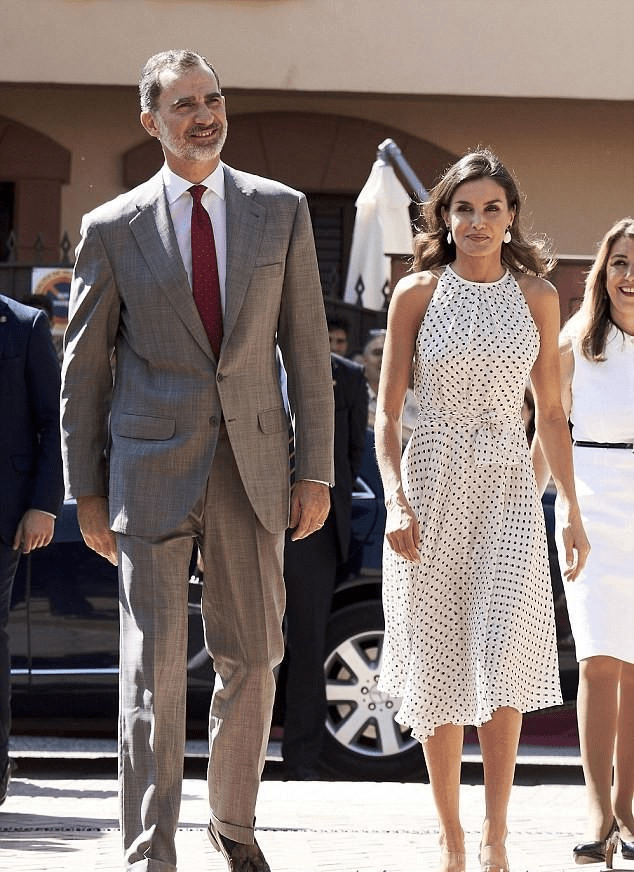 设计|西班牙王后穿挂脖波点连衣裙，微露香肩真惊艳好似梦露，迷倒国王