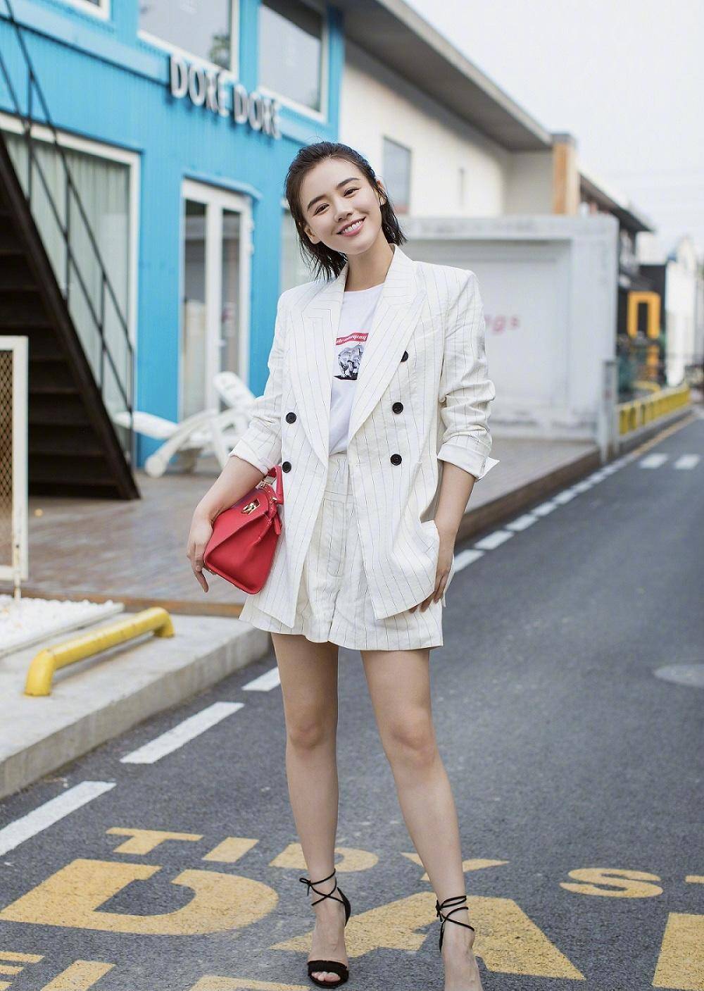 一身|蒋欣终于穿对了，一身白色西服套装知性干练，气场全开真惹眼