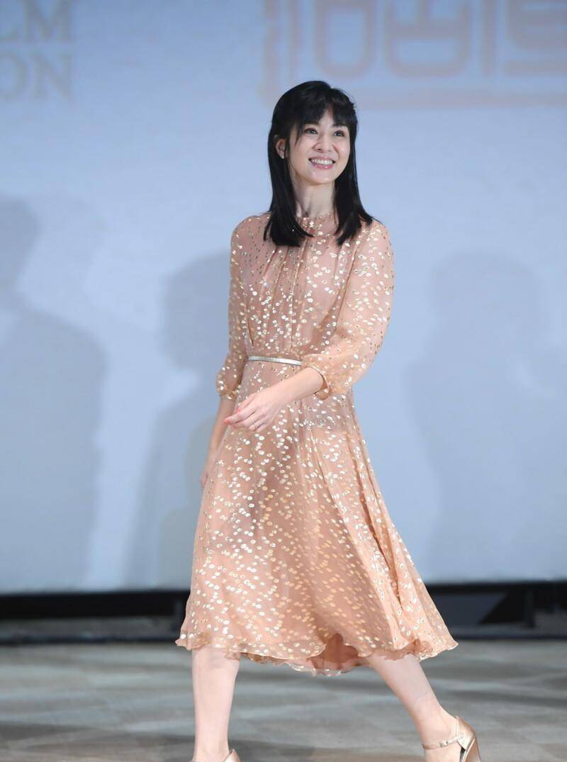 形式|杨采妮不减当年风采，奔五的年纪穿“少女裙”，看着不输小姑娘